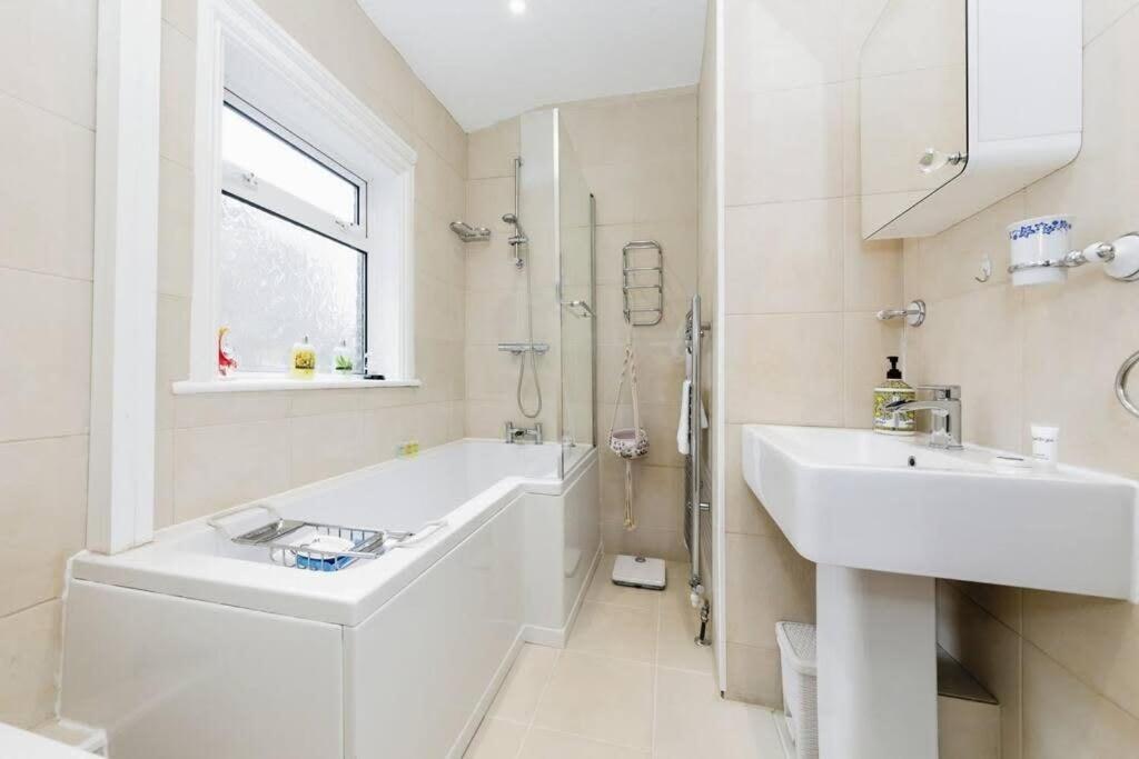 Your Chic 3Br Home Comfort And Style In Лондон Екстер'єр фото