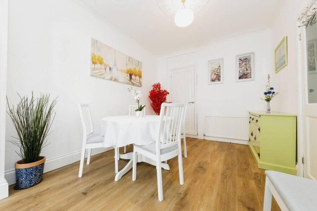 Your Chic 3Br Home Comfort And Style In Лондон Екстер'єр фото
