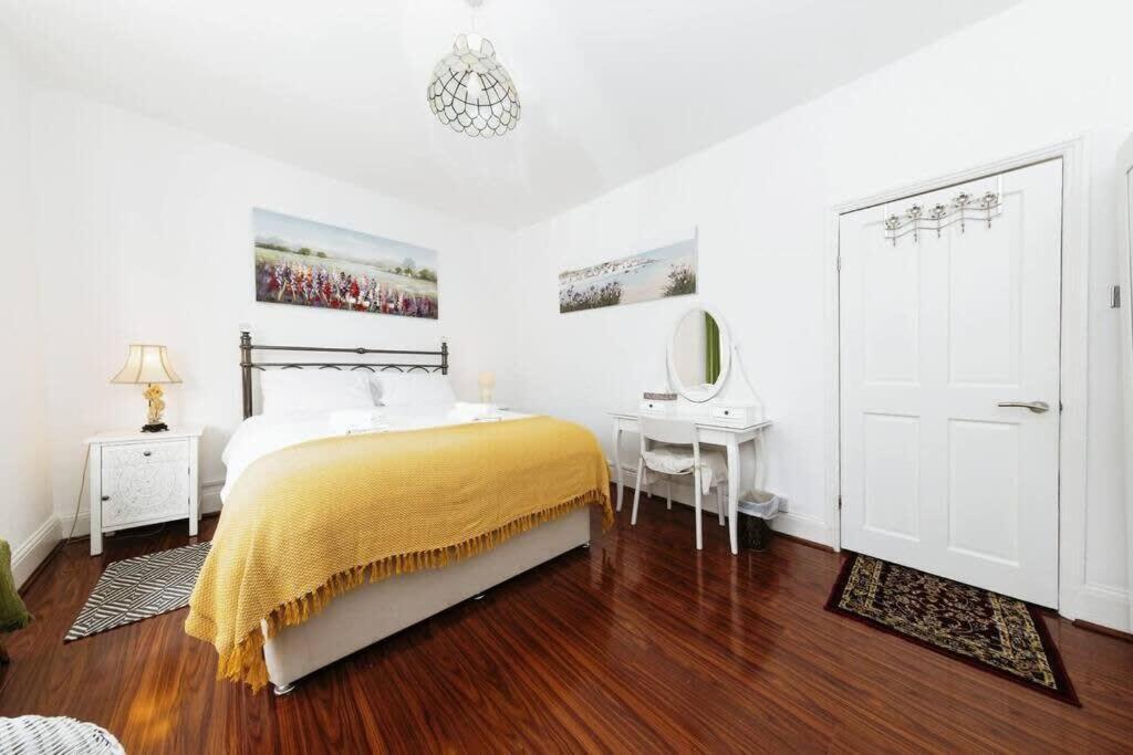 Your Chic 3Br Home Comfort And Style In Лондон Екстер'єр фото