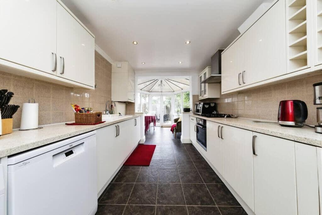 Your Chic 3Br Home Comfort And Style In Лондон Екстер'єр фото