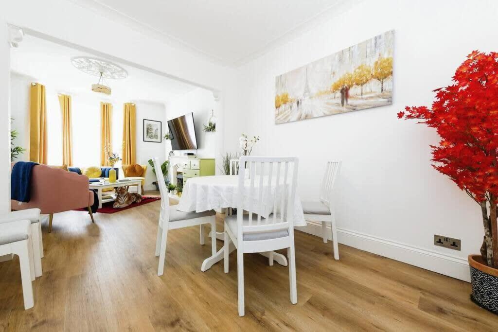Your Chic 3Br Home Comfort And Style In Лондон Екстер'єр фото